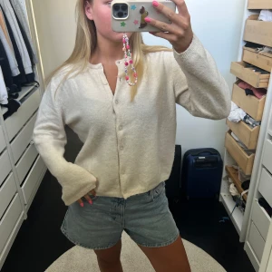 Stickad kofta - Fin och mysig beige kofta 