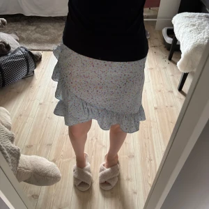 Blommig kjol S - Fkn blommig kjol från vero Moda, väldigt fint skick!