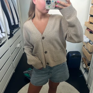 Beige stickad kofta  - Väldigt fin stickad kofta till hösten, knappast använd