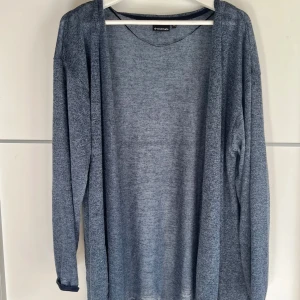 Blå kofta från Soulmate, XXL - Mjuk och tunn blåmelerad kofta från Soulmate i storlek XXL. Koftan har lång ärm, öppen framtill och är tillverkad i ett lätt och skönt material som passar perfekt för lager-på-lager. Enkel och stilren design som funkar till många outfits.