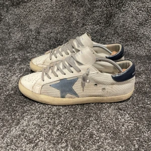 Golden Goose Skor  - ‼️VI TAR EJ BYTEN‼️Golden Goose ”Superstar” Sneaker | Skick: 7/10 | Storlek 42 sitter större 42,5/43 | ingår Golden Goose Passport vid köp. | Fraktar inom 24H efter köp på köparens bekostnad 📦💨 | Hör av dig vid minsta fråga eller fundering 💭