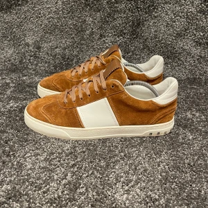 Valentino Flycrew Skor - ‼️VI TAR EJ BYTEN‼️Valentino Flycrew Sneakers | Skick: 9/10 | Storlek 41 sitter större 42/42,5 EU | ingår enbart skorna vid köp. | Fraktar inom 24H efter köp på köparens bekostnad 📦💨 | Hör av dig vid minsta fråga eller fundering 💭