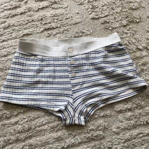 Brandy melville shorts - Säljer dessa shorts från brandy melville. Fint skick och vad jag har sett säljs de inte på deras hemsida. Knapparna har lite trådar som sticker ut men inget som jag tycker märks. Storlek är onesize men passar xs/s (Pris går att diskuteras) 💞