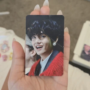 V Taehyung photocard - Taehyung photocards. Första är lite skadad. sida 1: 78kr sida 2: 69kr Båda för 130kr