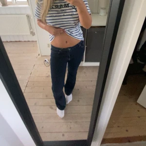 Mörkblå bootcut jeans från Kapphal - Snygga mörkblå jeans från Kapphal med bootcut passform och klassisk femficksdesign. Jeansen har normal midja och är tillverkade i stretchig denim som sitter skönt hela dagen. Perfekta till sneakers eller boots.