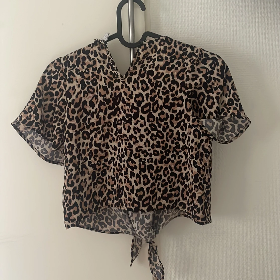 Leopardmönstrad blus från Lindex Kids - 1