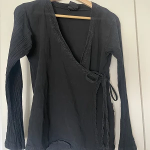 Omlott topp - Svart omlott topp köpt vintage, oanvänd från min sida så i gott skick.