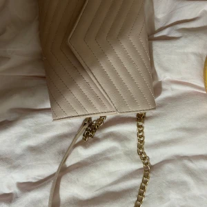 Liten hand väska . Baby rosa  - Fick den när ja va typ 9 år . Använder inte den. Säljer istället för att slänga . Pris kan diskuteras 