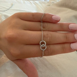 Silver armband - Älskar men ska byta till guldsmycken därav säljer jag, vet inte vart de är ifrån men tål vatten och ser fortfarande helt som nytt ut. Inte något slitage alls. Skriv vid frågor