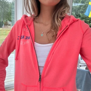 Hollister zip - En zip från Hollister i storlek S. Tröjan är i gott skick. Se liknande zip i min profil! E53