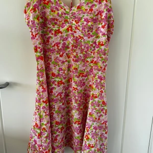 Söt blommig klänning, Gina Tricot, strl XS - Superfin blommig klänning från Gina Tricot💐strl XS och normal i storlek💐 figursydd💐 säljs pga att den inte passar💐