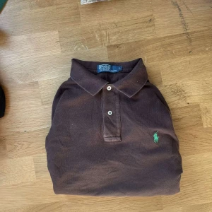 Ralph Lauren piké - Snygg långärmad pikétröja från Ralph Lauren Perfekt för en chill och stilren look. Skulle säga att den sitter som M-L så man kan ha den om man har någon av dem storlekarna!