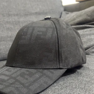 Svart keps  - Snygg svart med diskret FF-monogram i tyget. Kepsen har böjd skärm och justerbar rem baktill i svart läder med Fendi-logga. Perfekt accessoar för att lyfta din outfit med en lyxig touch.