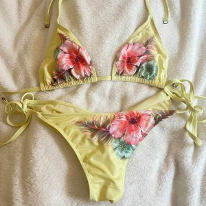 Bikini - Sååå himla fin bikini köpt utomlands🫶 har sytt scrunch saken själv så lätt att ta bort ifall man vill🌟 passar en s/m skulle jag säga⭐️