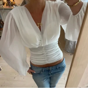 Vit omlottblus  - Har en likadan i svart så skriv om du är mer intresserad av den💞