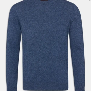 Blå stickad tröja med rund hals - En stilren blå stickad tröja med rund hals och långa ärmar. Perfekt för lager-på-lager och funkar till både jeans och chinos. Enkel design utan mönster, vilket gör den lätt att matcha med andra plagg.