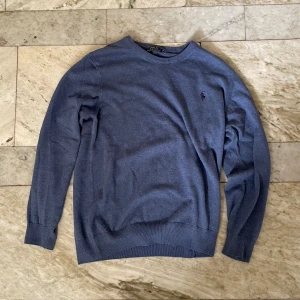 Ralph Lauren tröja  - Finstickad Ralph Lauren tröja i fint skick! St L men passar även M beroende på hur man vill att den ska sitta! Hör av dig vid ytterligare frågor! Mvh Otto!