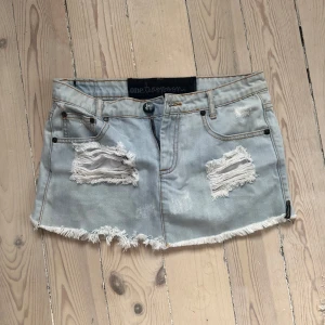 Ljusblå jeanskjol från OneTeaspoon - Snygg ljusblå jeanskjol från OneTeaspoon.  Är som oanvänd, däremot ser ni sista bilden. En liten smuts fläck som försvinner i tvätten.  Passar både en XS/S