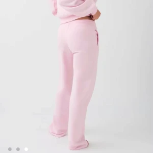Ljusrosa mjukisbyxor med snörning - Supermysiga ljusrosa mjukisbyxor med raka ben och snörning i midjan. Byxorna har en relaxed fit och är perfekta för chill dagar hemma. Tillverkade i mjukt material med resår i midjan och fickor på sidorna.