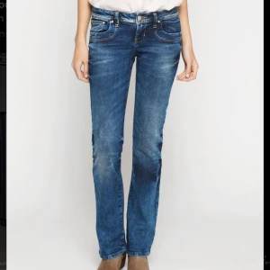 Blå bootcut jeans med slitningar i valerie från LTB - Snygga blå jeans med bootcut passform och coola slitningar på benen. Klassisk femficksmodell med normal midja och dragkedja. Perfekta till sneakers eller boots för en avslappnad look. Modell valerie. Köpt för 699kr. Slutsålt i storleken. Kanske små tecken på användning men som fläckar eller pyttesmå slitningar längst ned men inga hål.💗längden är L30