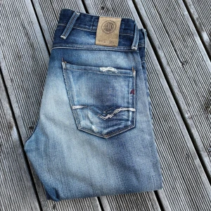 Blåa unika replay jeans  - Snygga replay jeans med en unik tvätt och slitning, W30 med en slimmad passform👌 Kon gärna med offer och frågor🙌 Inga märkbara detaljer av användning!