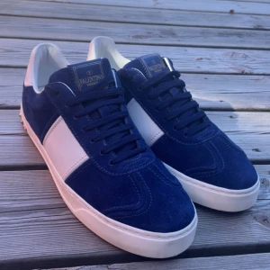 Valentino flycrew skor - Säljer dessa skit feta valentino flycrews skorna i den populäraste färgen royal blue, skorna är bara använda 1-2 gånger och är i nyskick, bättre skick i denna storlek finns ej på marknaden. Original storleken är 41 men passar upp mot 42! Skriv vid intresse eller funderingar! 