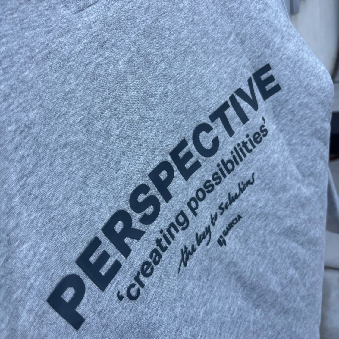 Grå hoodie med tryck från Garcia - 3