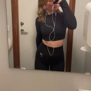 Träningsset från Gymshark - Säljer en svart croppad långärmad träningströja och ett par matchande träningstights från Gymshark. Tyvärr har det blivit ett jätte litet hål på det högra benet, som är mitt på smalbenet. Båda delarna är i storlek S och säljs tillsammans eller separat. 