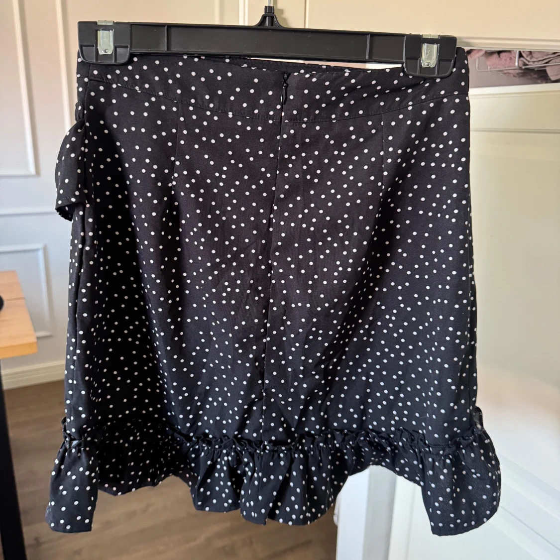 Svart prickig volangkjol - 1