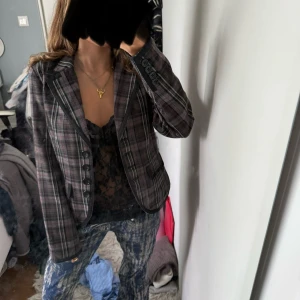 Kostym - Säljer nu en jättefin kostym som är köpt secondhand, passar jättebra om man inte vill vara för uppklädd men ändå uppklädd, kostymen har puffar i ärmarna som gör att kostymen inte ser så basic ut, den är i storlek S❤️