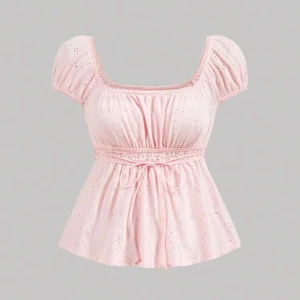 Ljusrosa blus med spets och knyt - Supersöt ljusrosa blus med kort puffärm, spetsdetaljer och knyt i midjan. Blusen har broderade hålmönster och en fyrkantig ringning. Använd 1 gång 🩷
