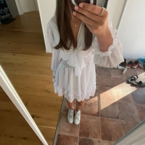 Vit klänning - Vit kort klänning från design by Amor. Den är i fint skicka/använd sparsamt. Är i storlek S men passar även xs💗