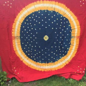 Duk/backdrop/överkast - Unik och underbar duk/backdrop/överkast                                           Köpt i Indien. 240x220cm Har några små fläckar som går att pilla bort eller går bort med lite vatten.  