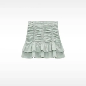 Ljusgrön volangkjol  - Supersöt ljusgrön/mint färgad kortkjol med volanger och rynkade detaljer framtill. Kolla gärna in mina andra annonser!🩷🩷