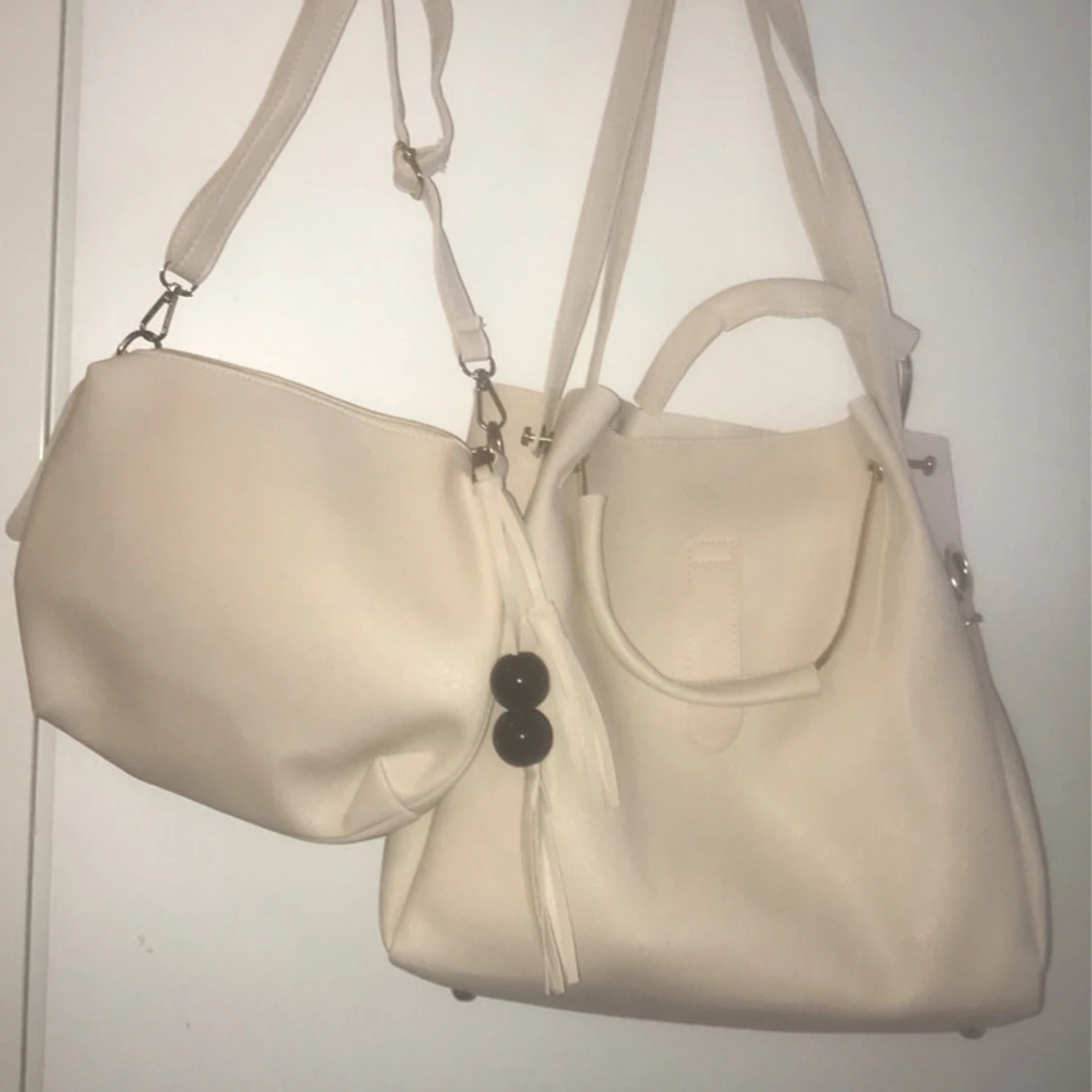 Set med tre beige väskor - 1