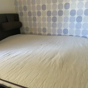 Säng - Väldigt fin o ren vill ha en enkel säng det är de den är för stor för mig men annars väldigt fin ren o en vanlig dubbel säng 