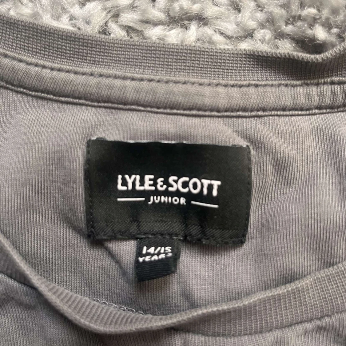 Grå t-shirt från Lyle & Scott - 2