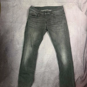 Dondup George jeans grå -  fint skick | Size 34, sitter som 32/32| fraktar spårbart inom 24 timmar | för att köpa klicka ”köp nu” | vid frågor eller funderingar skriv en meddelande |