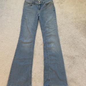 Lågmidjade blåa bootcut jeans - Snygga ljusblå bootcut jeans från Nelly i storlek 36  med låg midja och klassisk femficksdesign. Har använt en gång och säljer pågrund av att jag inte använder dom💗midjemått 34cm rakt över, innerbenslängd 81cm
