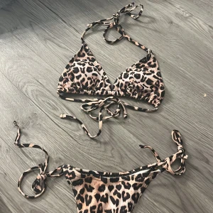 leopard bikini - jättteeefin bikini men överdelen är för liten för mig så den är oanvänd❣️🐆minns ej var den är köpt då jag köpte den för länge sen o klipp bort lapparna💘