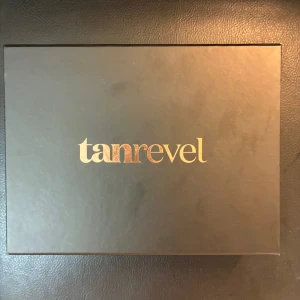 Tanrevel brun utan sol kit - Tanrevel brun utan sol kit med en svart, stilren apparat, tanning liquid och USB-laddare. Ger en naturlig solkysst look med hjälp av en smidig sprayteknik. Perfekt för dig som vill ha glow året runt. Kommer i snygg svart box med guldtext. Resterande vätska räcker till många användningar. 