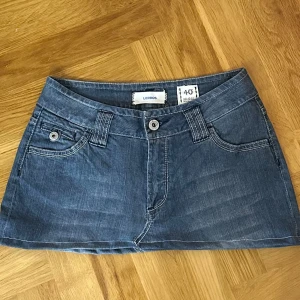 Jeanskjol low waist - 🦋Handsydd🦋Supersnygg jeanskjol med fina fickdetaljer. (Det står storlek 40 men passar som storlek 36 för en low wasit look).