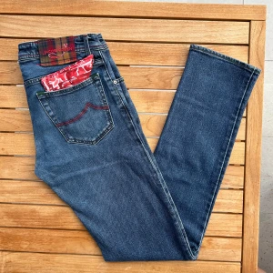 Jacob Cohën Jeans Limited Edition | 622 C - Limited Edition Cohën jeans i tvärfet röd colourway | W33 | Modell: 622 C, slim/tapered fit | Defekter: Nej, nyskick | Stretch: Ja, lite | Midja: 82 cm | Innerben: 86 cm | Ytterben: 108 cm | Måttavvikelser +-1 cm | Modellen är 175 cm och väger 70 kg | Vänligen kontrollera mått innan köp🤗| Tveka inte att kontakta mig vid frågor😁!