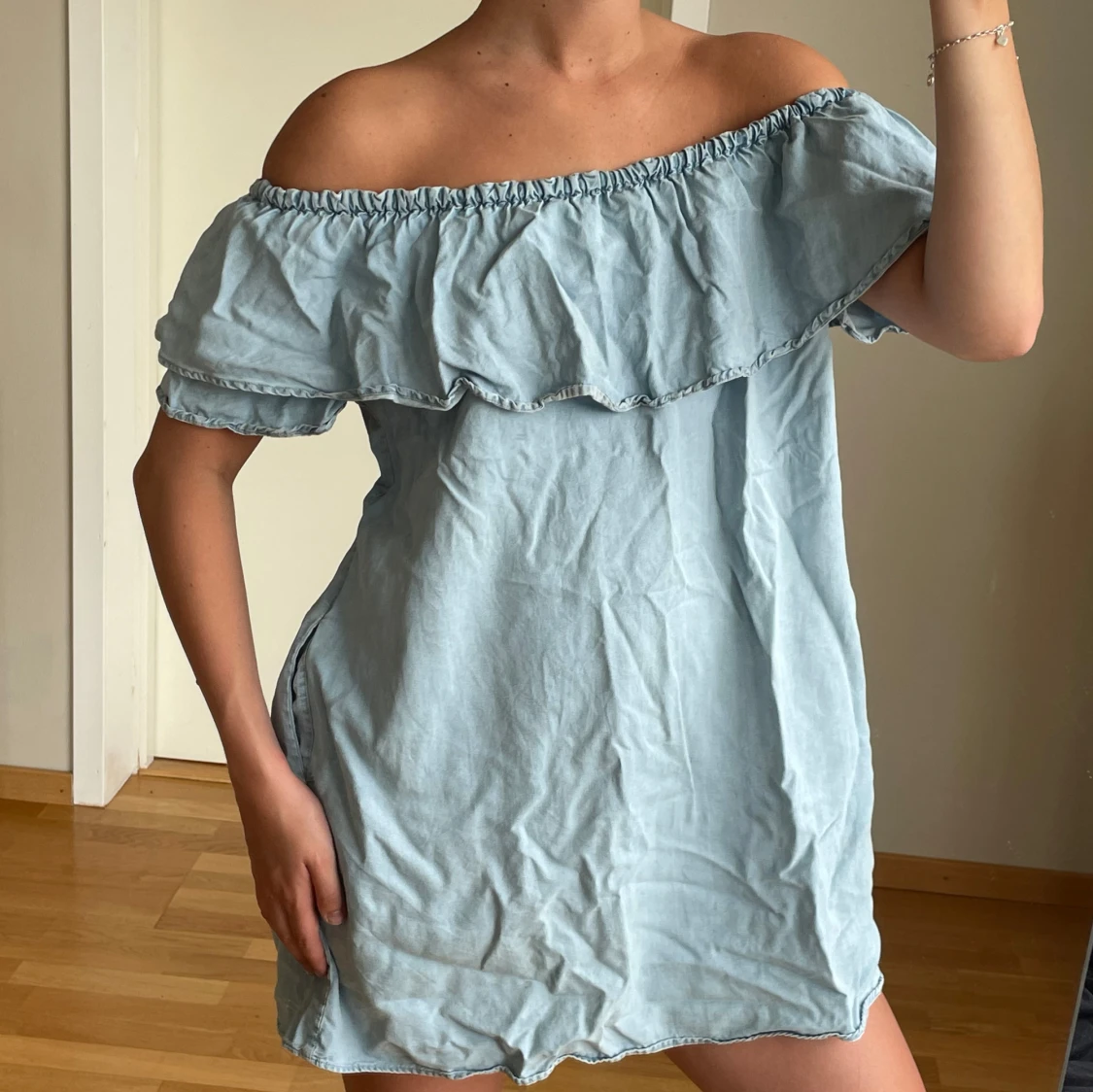 Off shoulder jeansklänning - 1