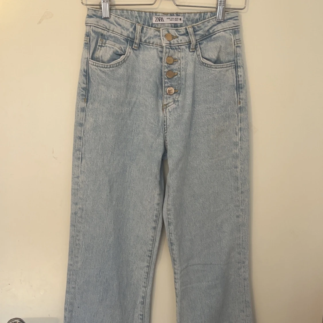 Ljusblåa bootcut jeans från Zara