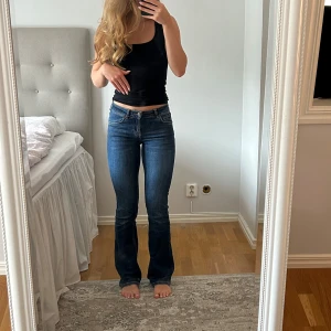 Blå lågmidjade bootcut jeans från Zara  - Säljer ett par snygga blå jeans med bootcut passform och mid/ lowwaist. Modellen är low waist bootcut men skulle säga att de är lite mer mid waist! Jätte fint skick. Pris kan diskuteras🩷☺️