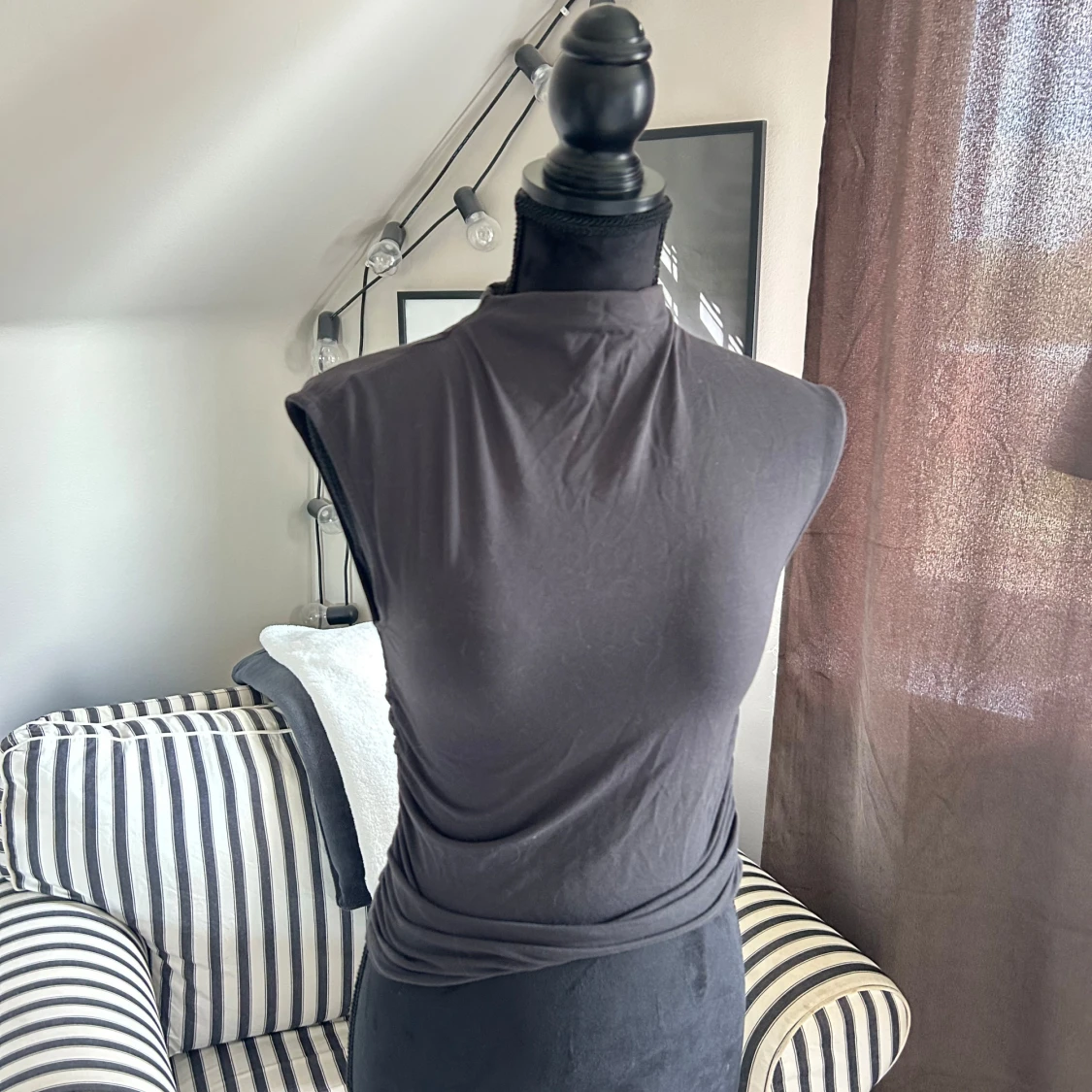 Grå topp med hög krage GinaTricot