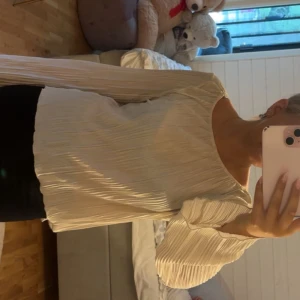 Gräddvit topp med öppen rygg - Superfin topp som funkar till festliga tillfällen likväl som till en vanlig dag. Den har en öppen rygg vilket är en fin detalj. Köpt på NAKD, storlek M.