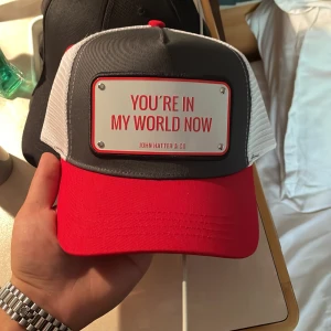 John Hatter - Snygg truckerkeps från John Hatter & Co med blå front, brun skärm och brunt mesh-tyg baktill. Framsidan har en gul skylt med texten 'KING KONG AIN'T GOT SHIT ON ME'. Justerbar snapback för perfekt passform. Köp 3 bundle kepsar från John Hatter(kolla profil) 2000kr för 3 st annars 799/st