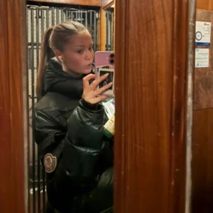 Moncler jacka - Säljer en snygg grön jacka från Moncler i mycket bra skick. Jackan är lite oversized och sitter som en moncler maja. Skriv till mig privat för mer frågor och information. Vid snabb affär kan vi diskutera priset😊